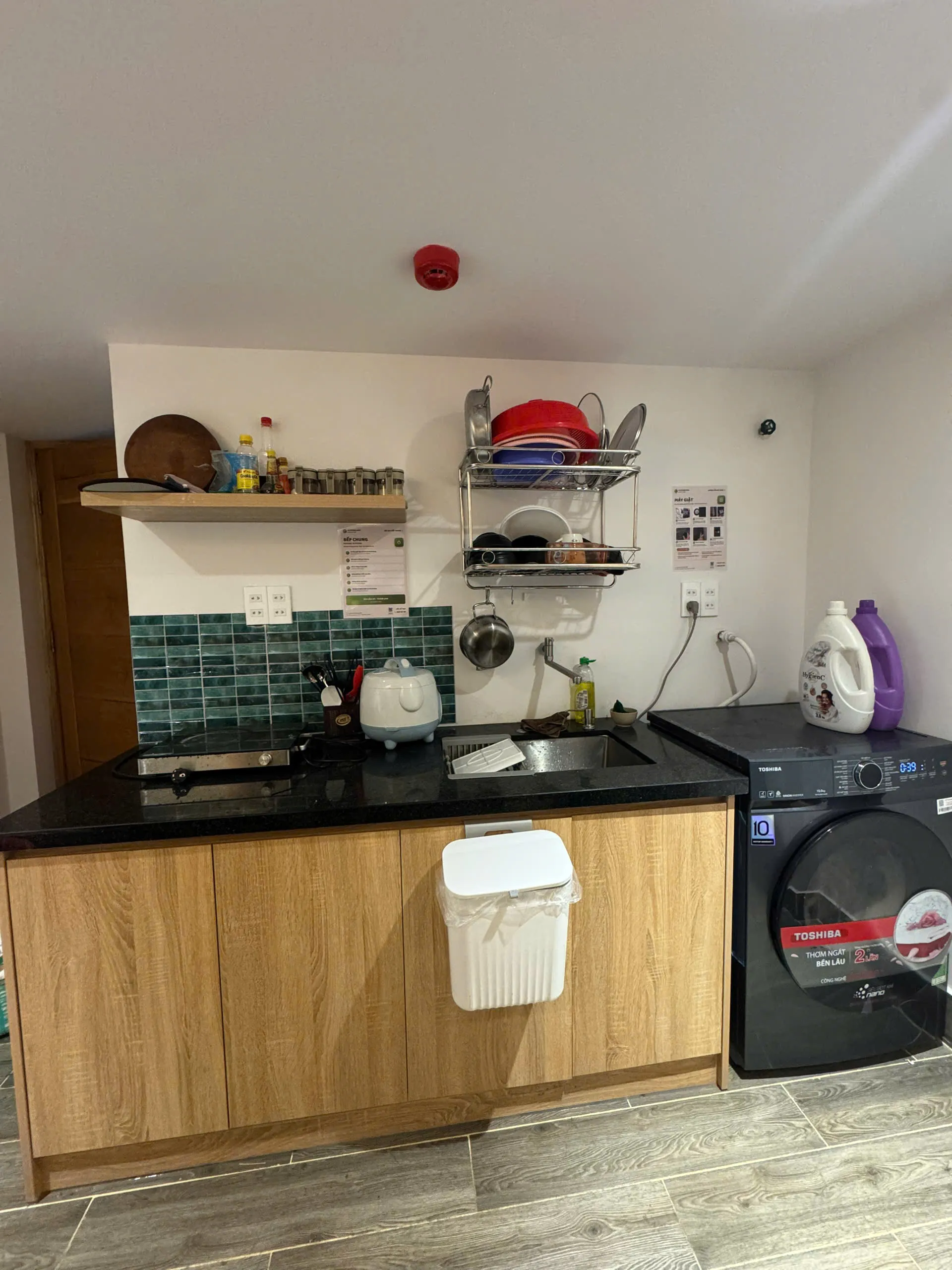 Shared kitchen and washer-dryer at De Seconde Home near Tan Son Nhat Airport