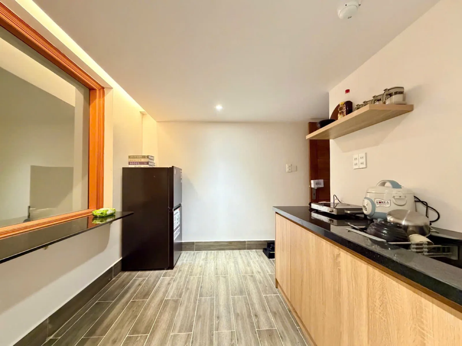 Shared kitchen and washer-dryer at De Seconde Home near Tan Son Nhat Airport